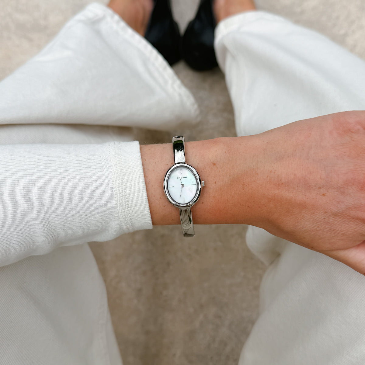 Pilgrim smykkeur i stål med perlemorsskive og armbånd, model