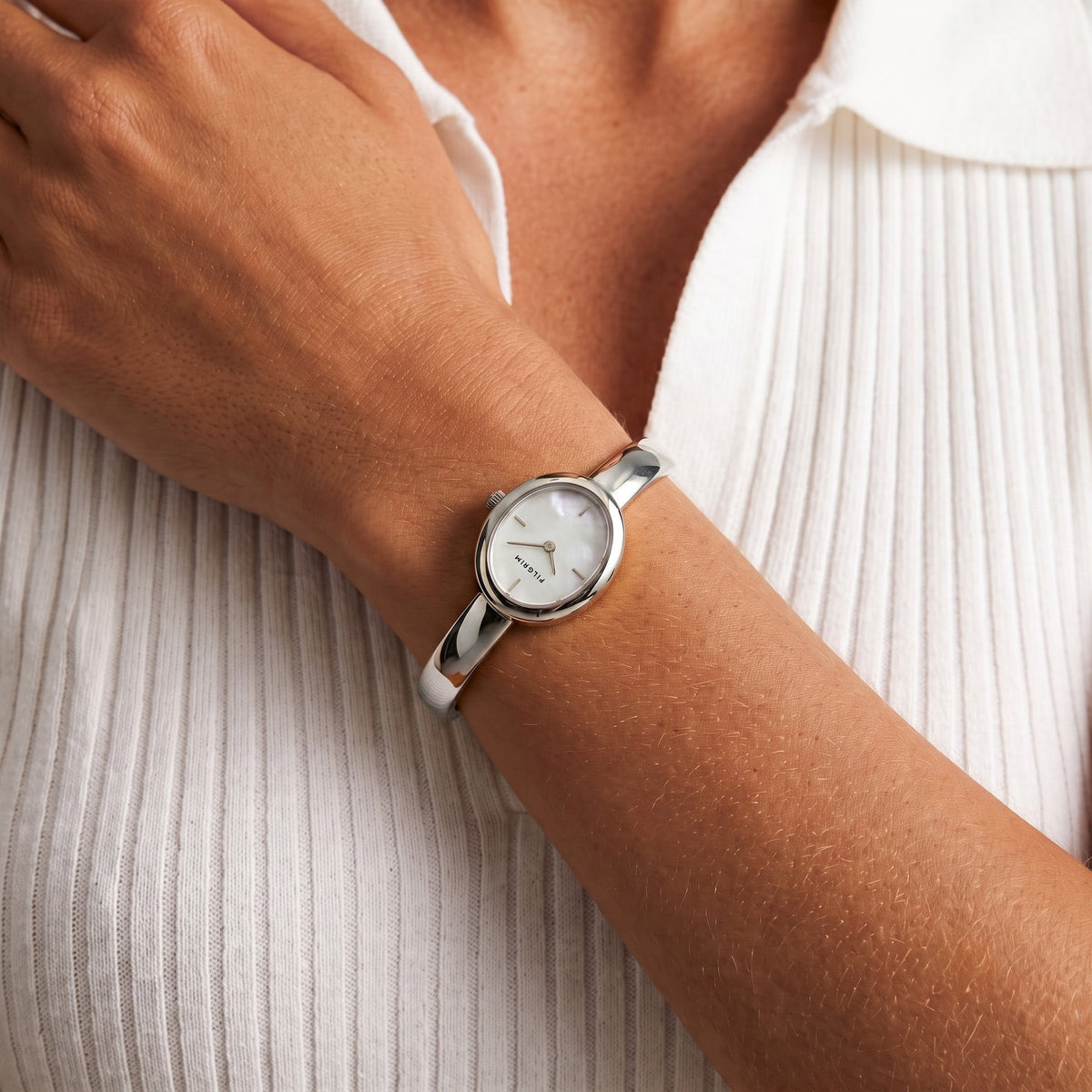 Pilgrim smykkeur i stål med perlemorsskive og armbånd, model