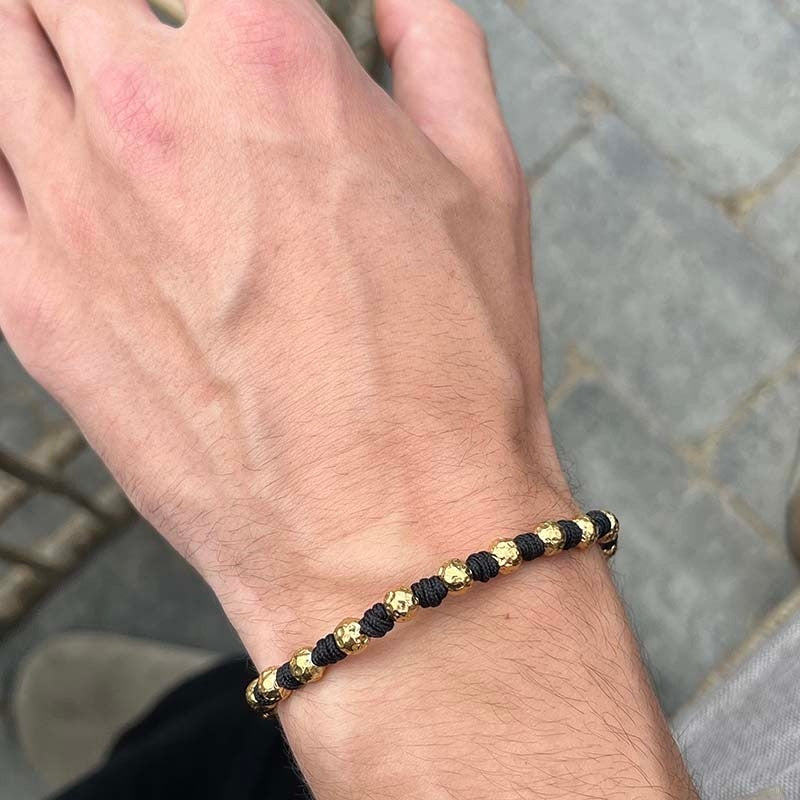 Let og stilrent armbånd med forgyldte perler fra Rico’s