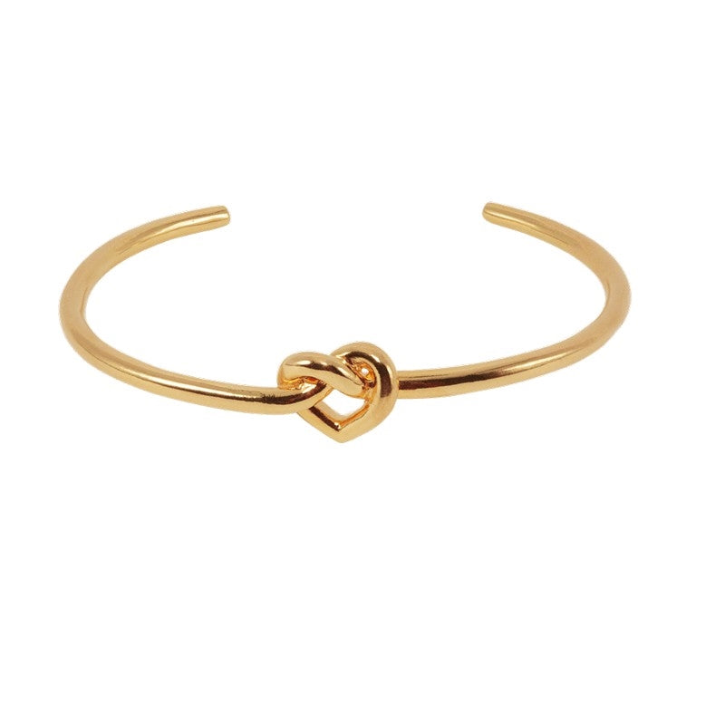 Jane Kønig Tied Heart Armring i forgyldt sølv.