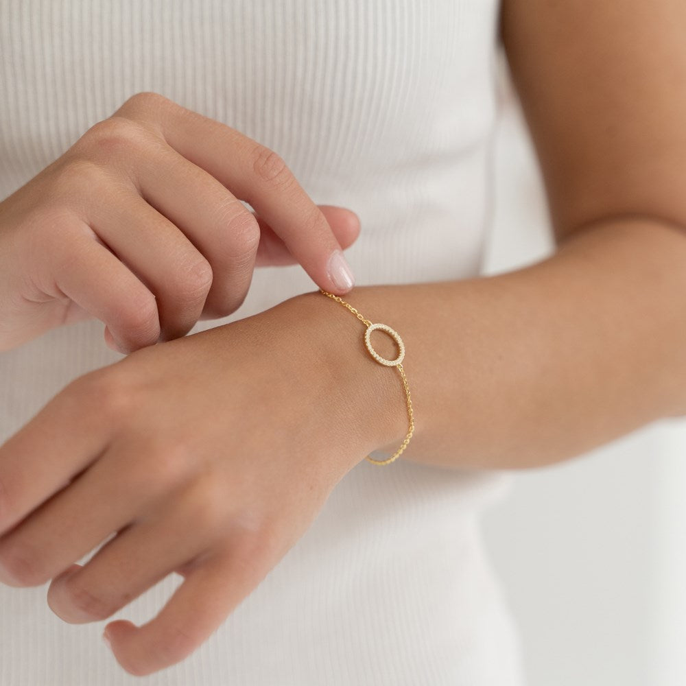 Joanli Nor - ANNANOR armbånd m. zirkoncirkel i forgyldt sølv båret af model
