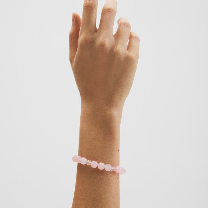 Blush armbånd med rosenkvarts af Pernille Corydon på model