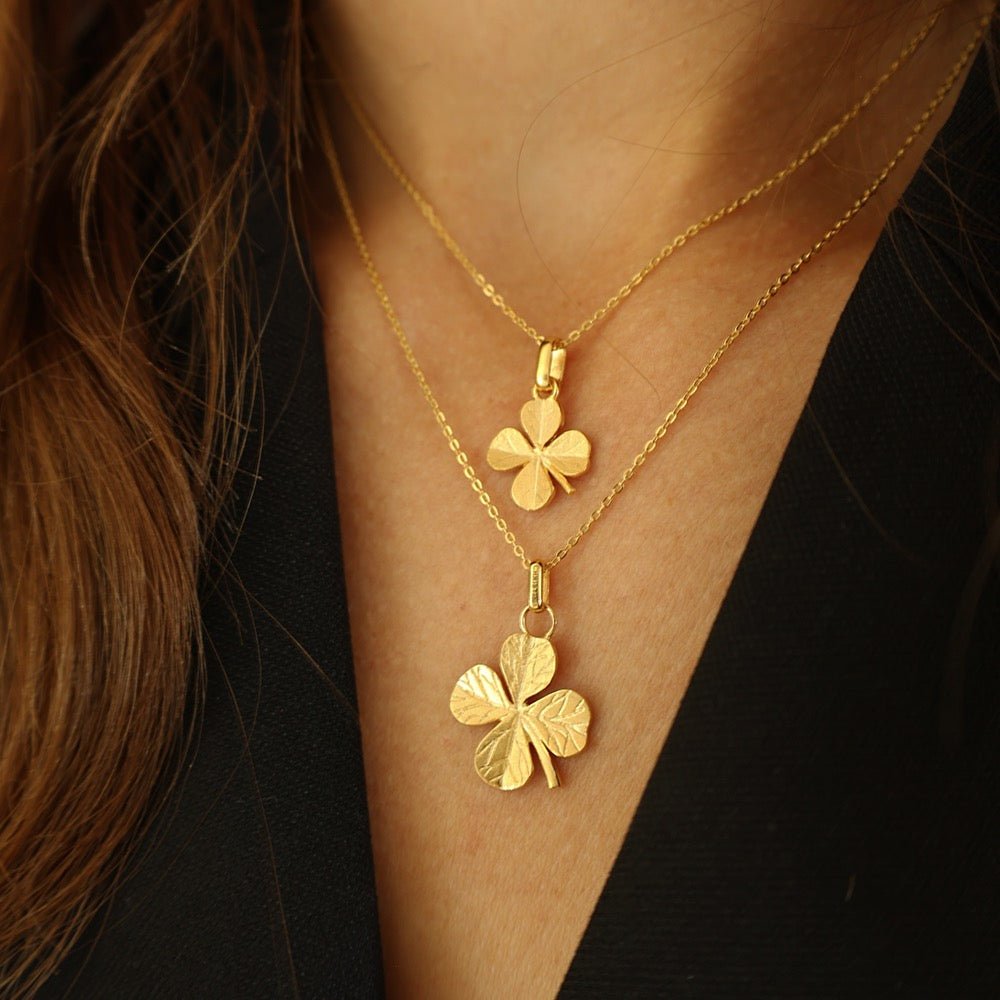 Christina Big Four Leaf Clover Anhänger aus vergoldetem Silber am Model getragen