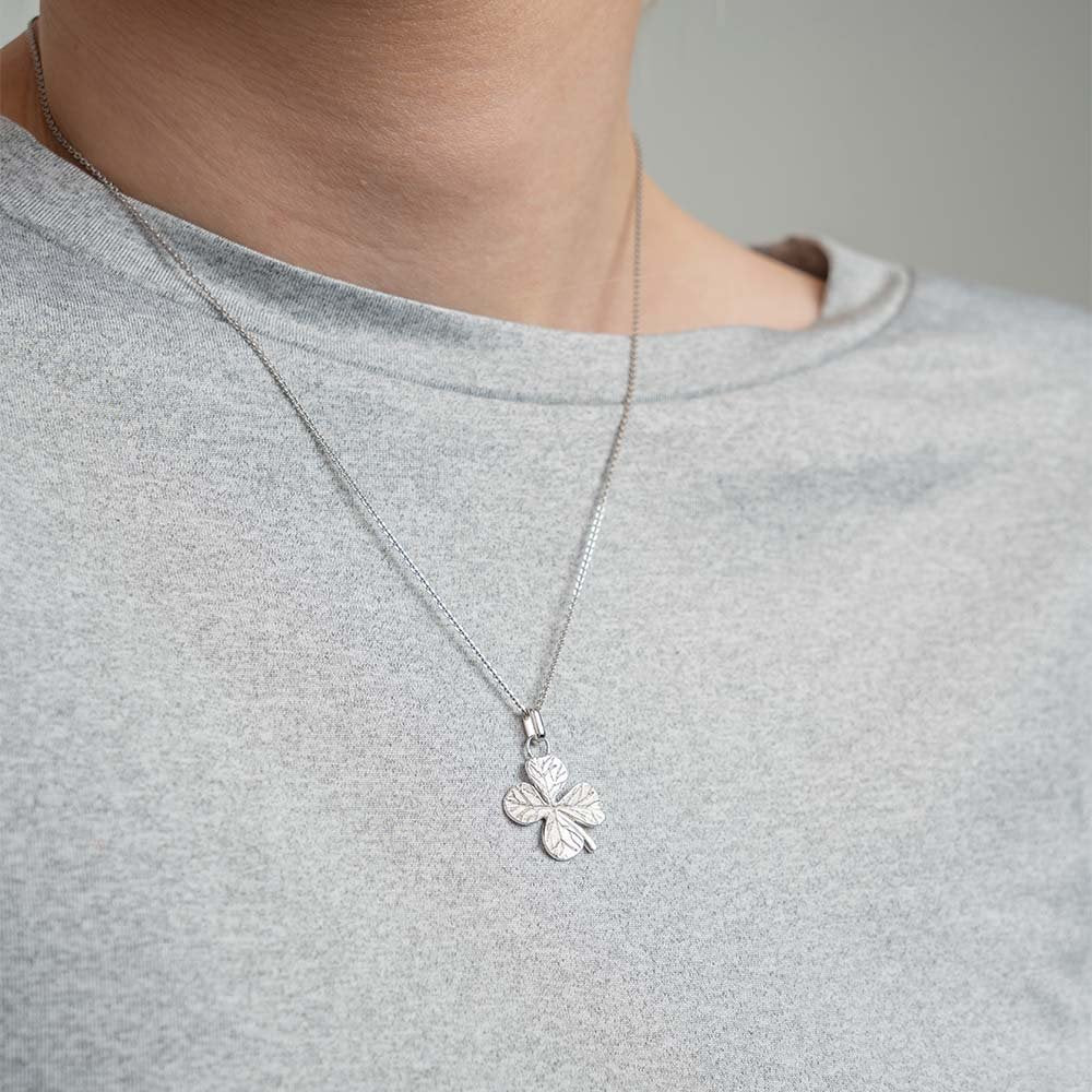 Christina Big Four Leaf Clover Anhänger aus Silber am Model getragen