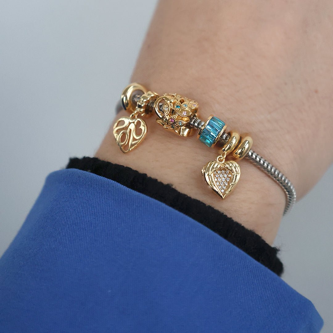 Christina Blue Baguette Charm aus vergoldetem Silber mit Zirkonia für Silberarmband am Model getragen