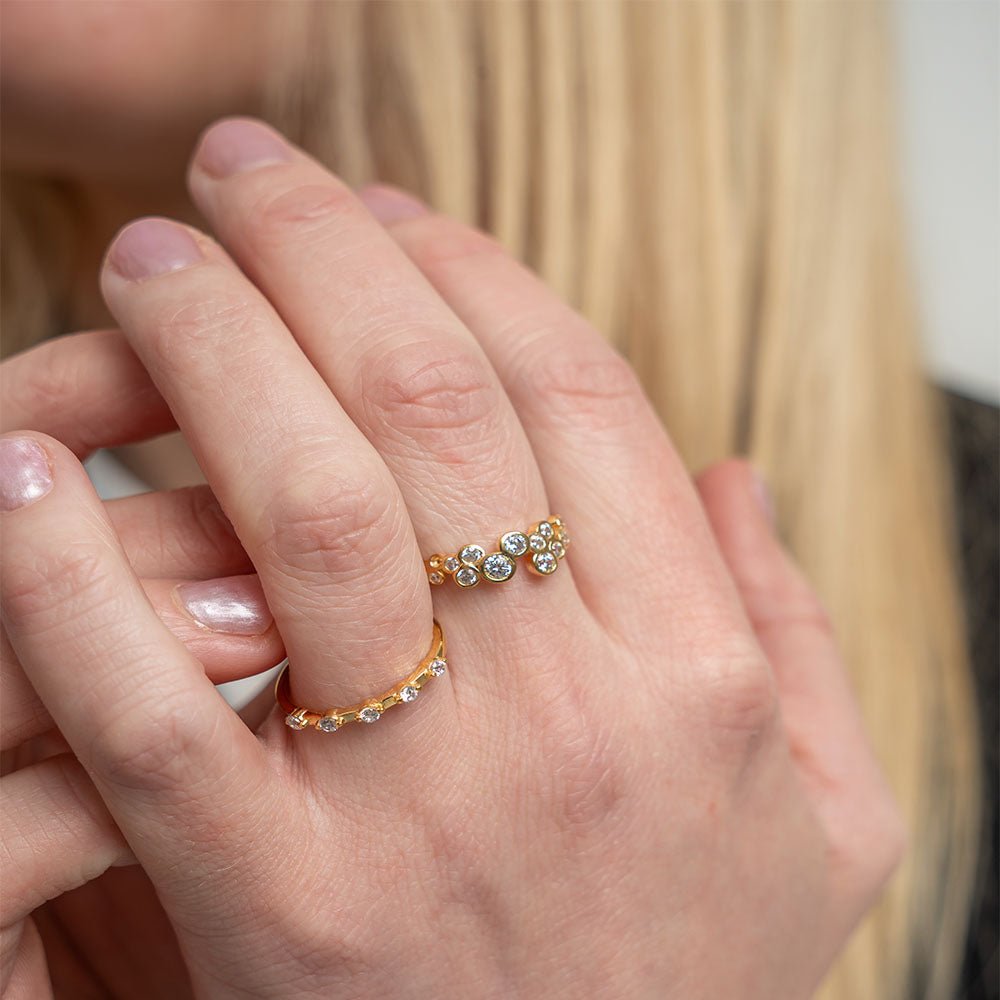 Christina Bubbles Ring aus vergoldetem Silber mit Zirkonia am Model getragen