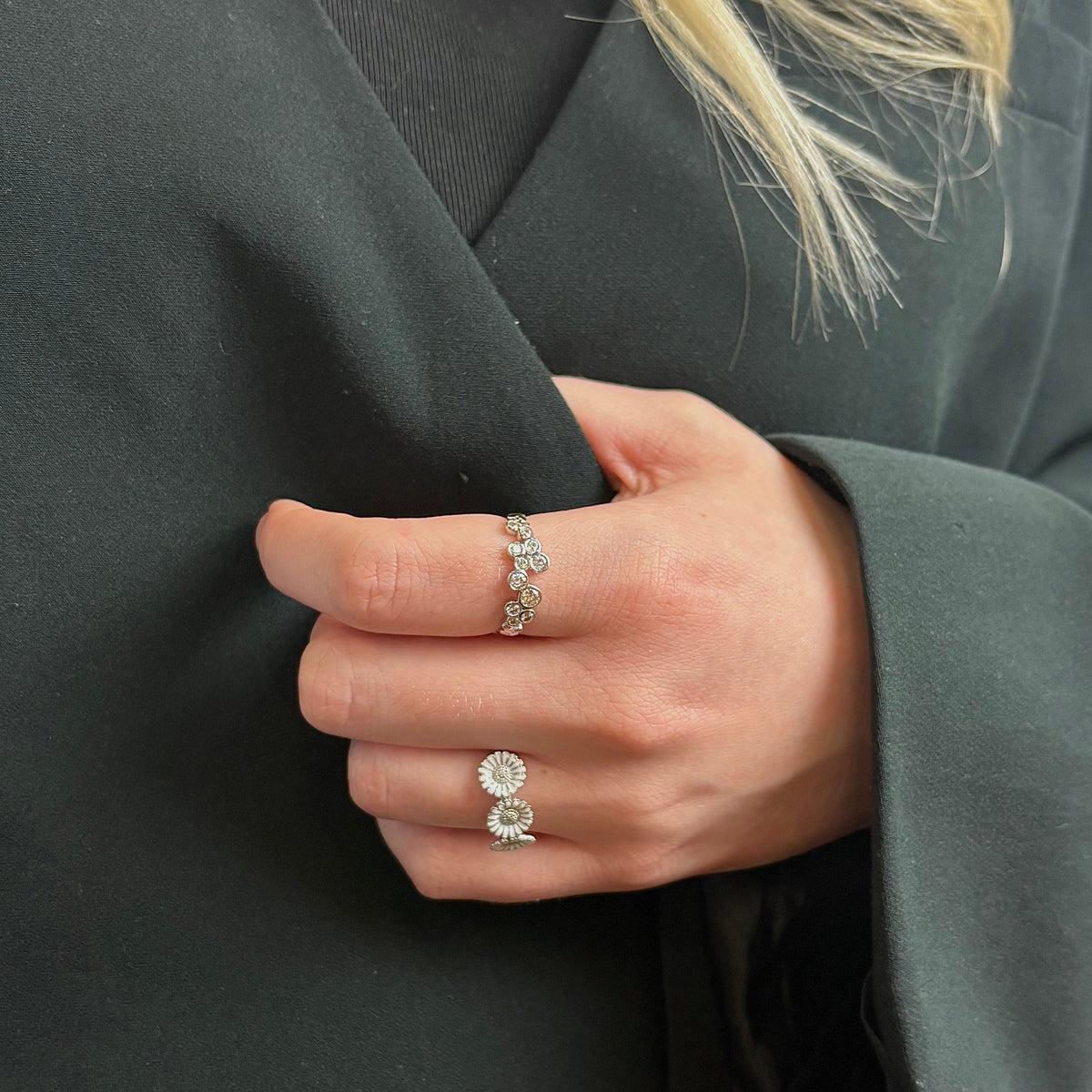 Christina Bubbles Ring aus Silber mit Zirkonia am Model getragen