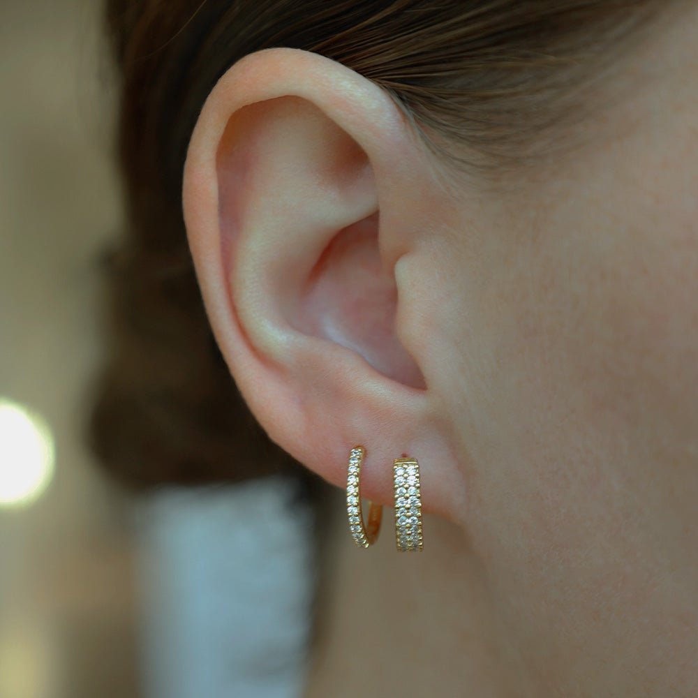 Christina Charmed Hoops Ohrringe aus vergoldetem Silber mit Zirkonia 13 mm am Model getragen