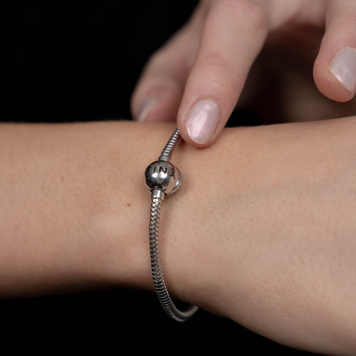 Christina Charms Armband aus Silber mit Zirkonia am Model getragen