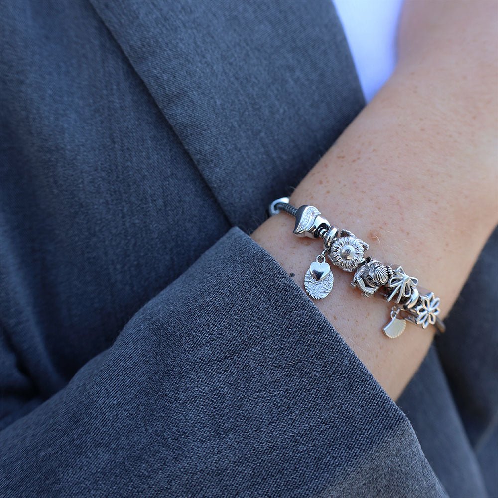 Christina Fingerprint Charm aus Silber für Silberarmband am Model getragen