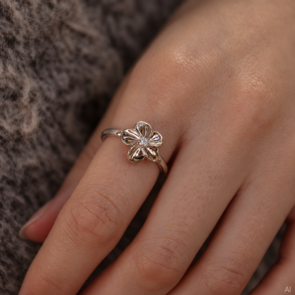 Christina Flower Bouquette ring i sølv med zirkonia båret på model