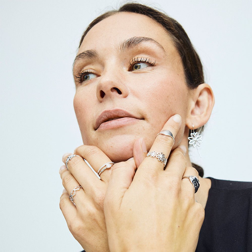 Christina Flower Heaven Ring aus Silber am Model getragen