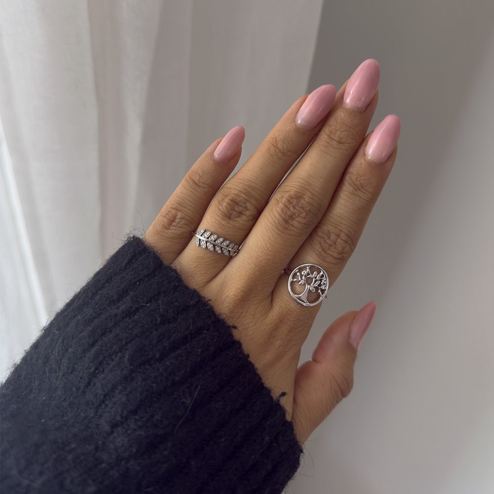 Christina Forest Leaves Ring aus Silber mit Zirkonia am Model getragen