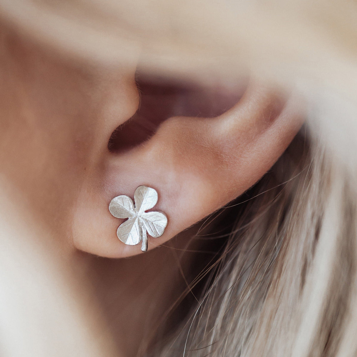 Christina Four Leaf Clover Ohrringe aus Silber am Model getragen