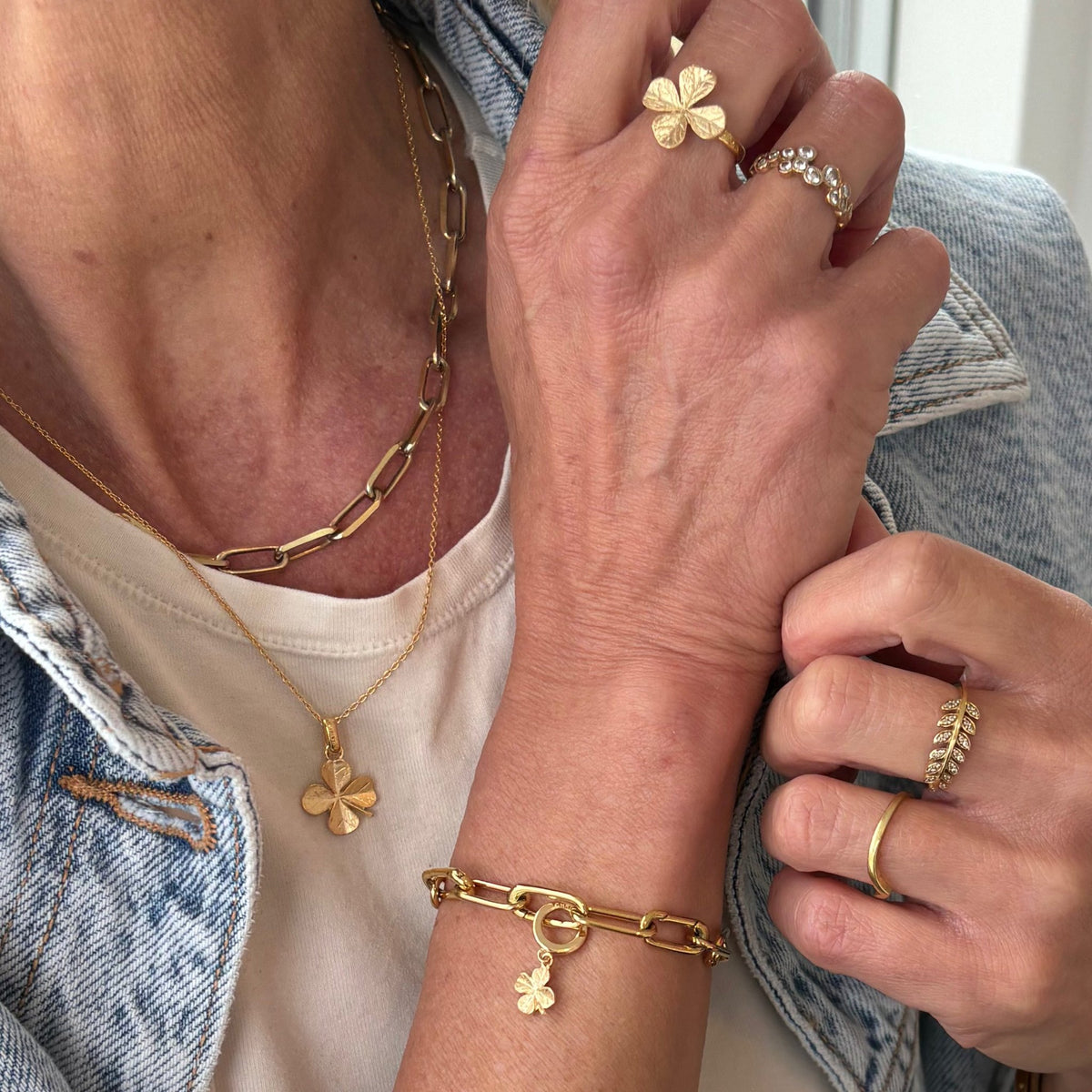 Christina Four Leaf Clover Ring aus vergoldetem Silber am Model getragen