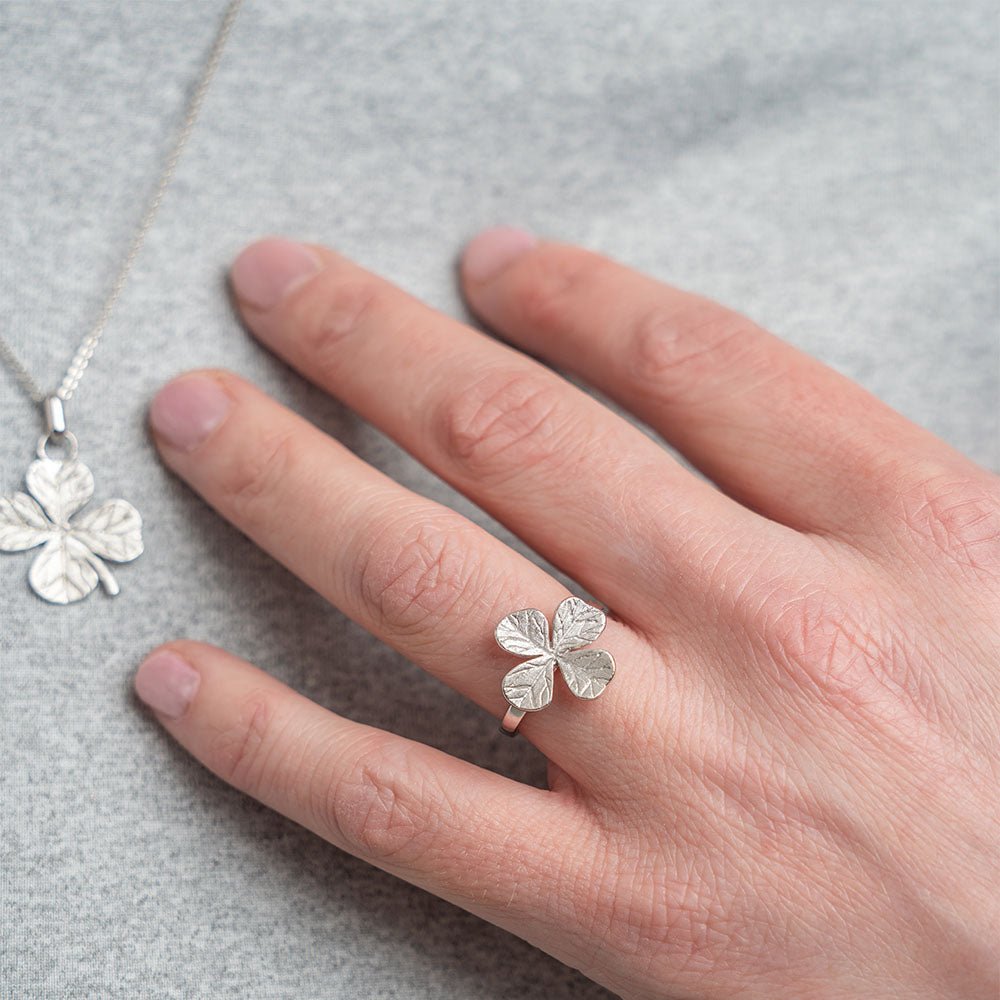 Christina Four Leaf Clover Ring aus Silber am Model getragen