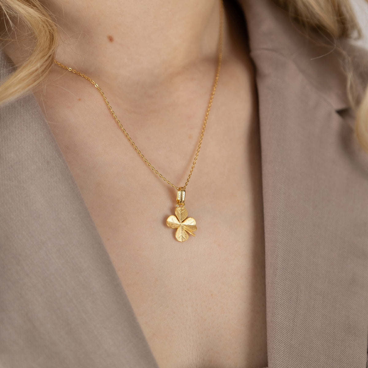 Christina Four Leaf Clover Anhänger aus vergoldetem Silber am Model getragen