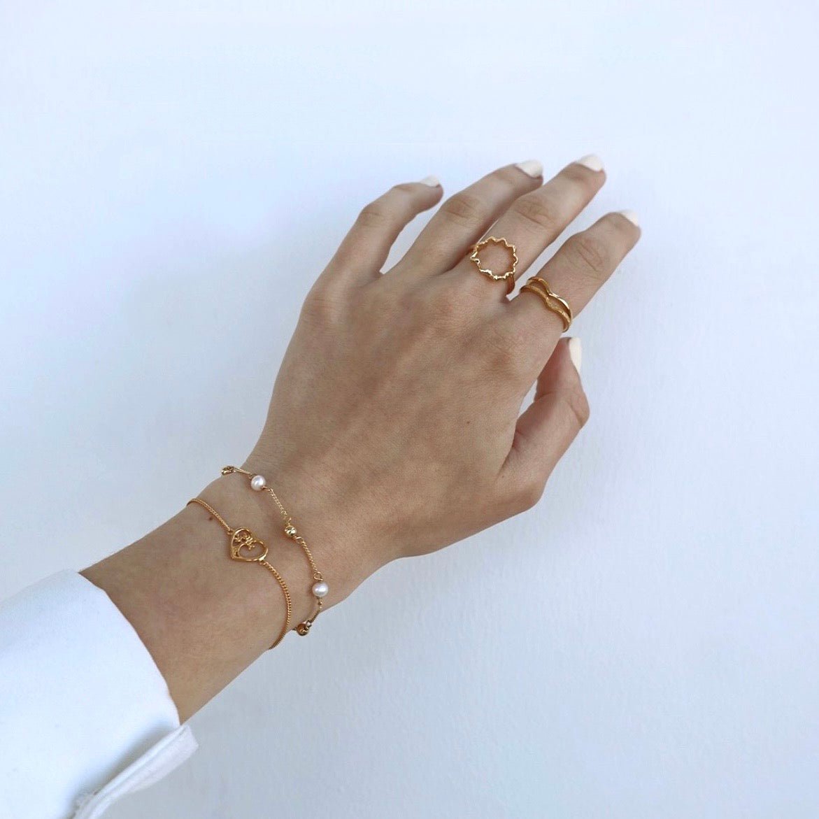 Christina Fresh Water Pearl Armband aus vergoldetem Silber mit Perlen am Model getragen