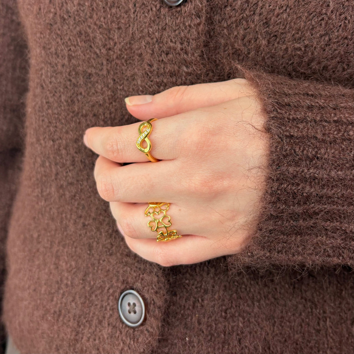 Christina Heart in Heart Ring aus vergoldetem Silber am Model getragen