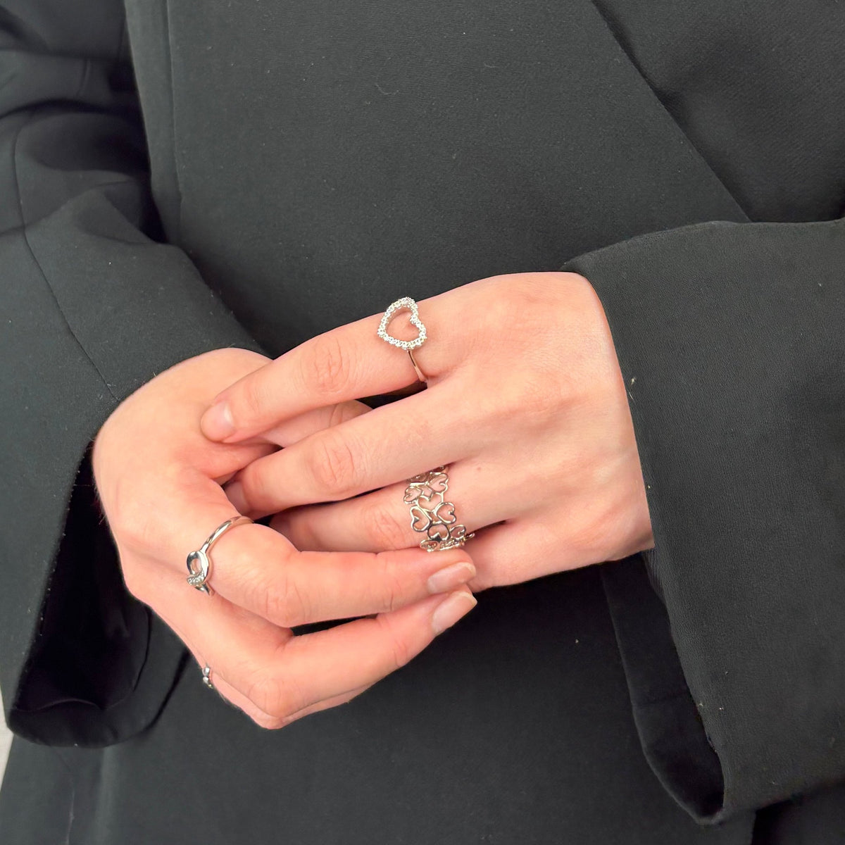 Christina Heart in Heart Ring aus Silber am Model getragen