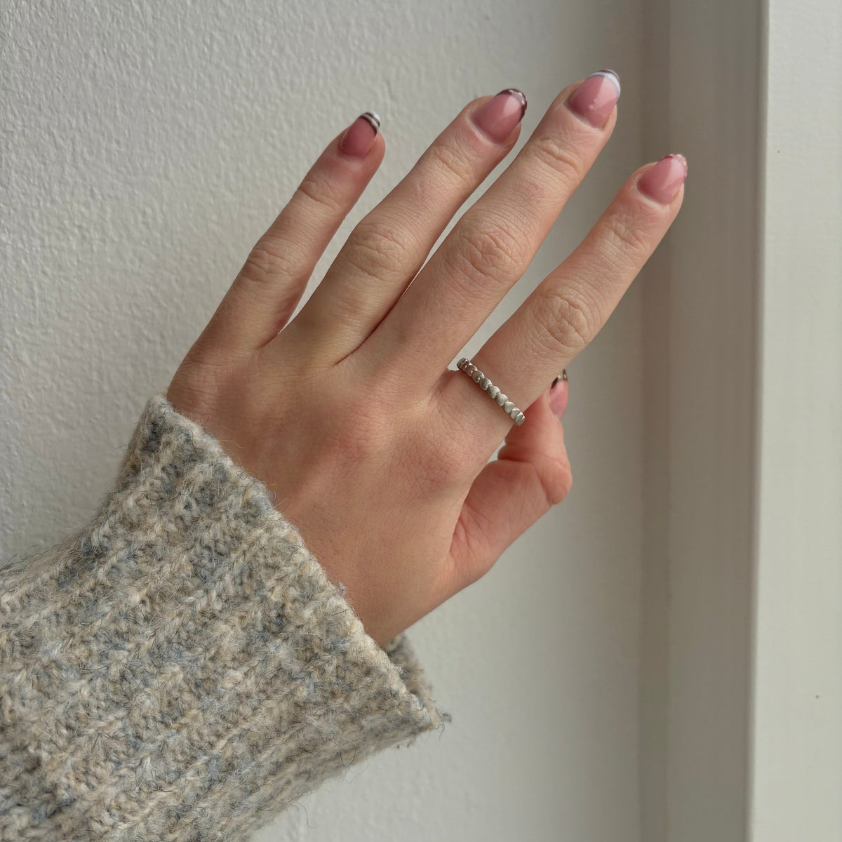 Christina Hearts Ring aus Silber am Model getragen
