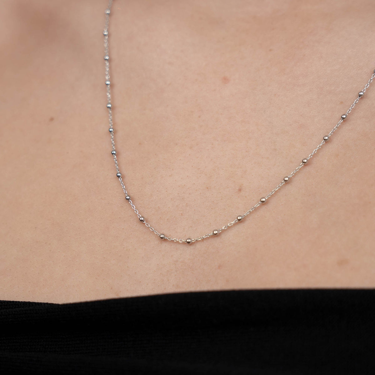 Christina Kugel Halskette aus Silber 40+15 cm am Model getragen