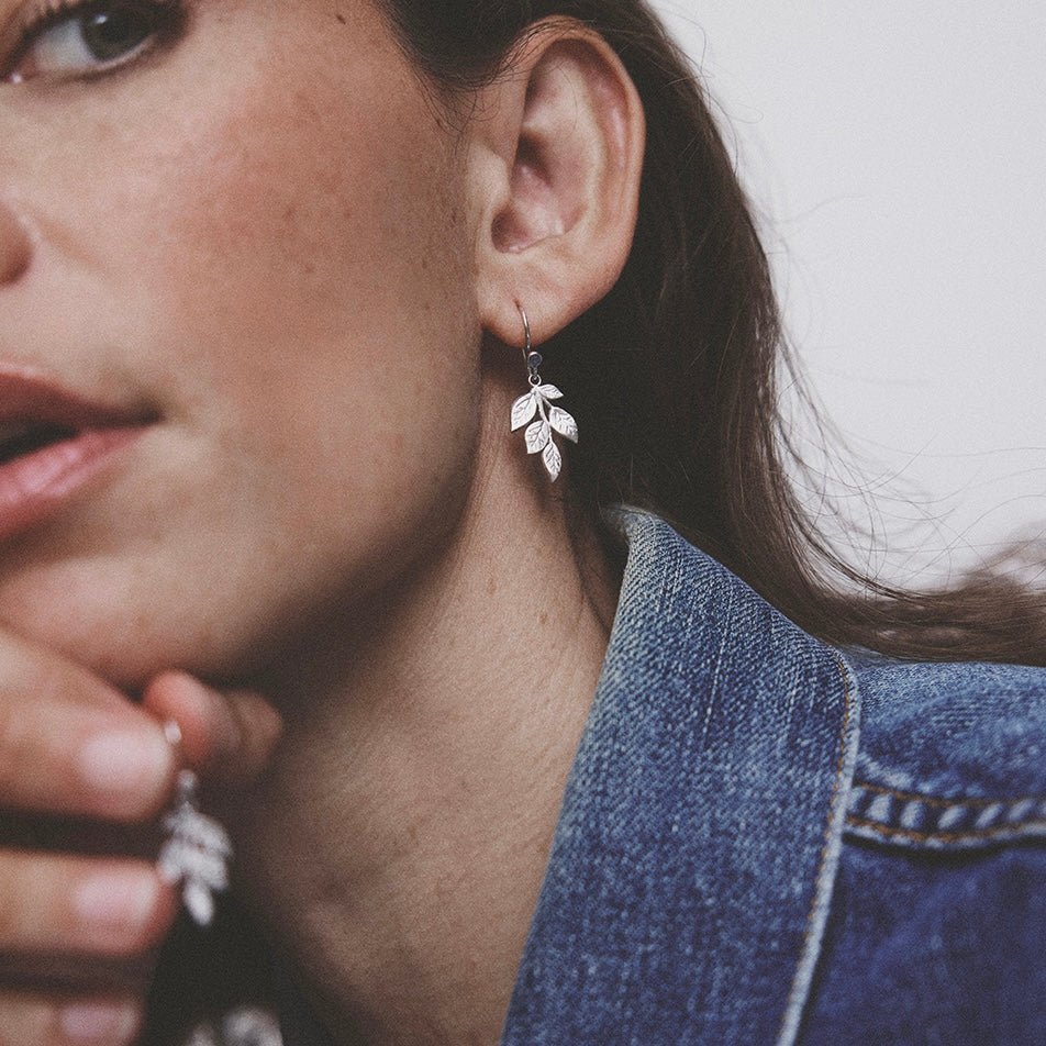 Christina Leaf Beauty Ohrringe aus Silber mit Ohrhaken am Model getragen