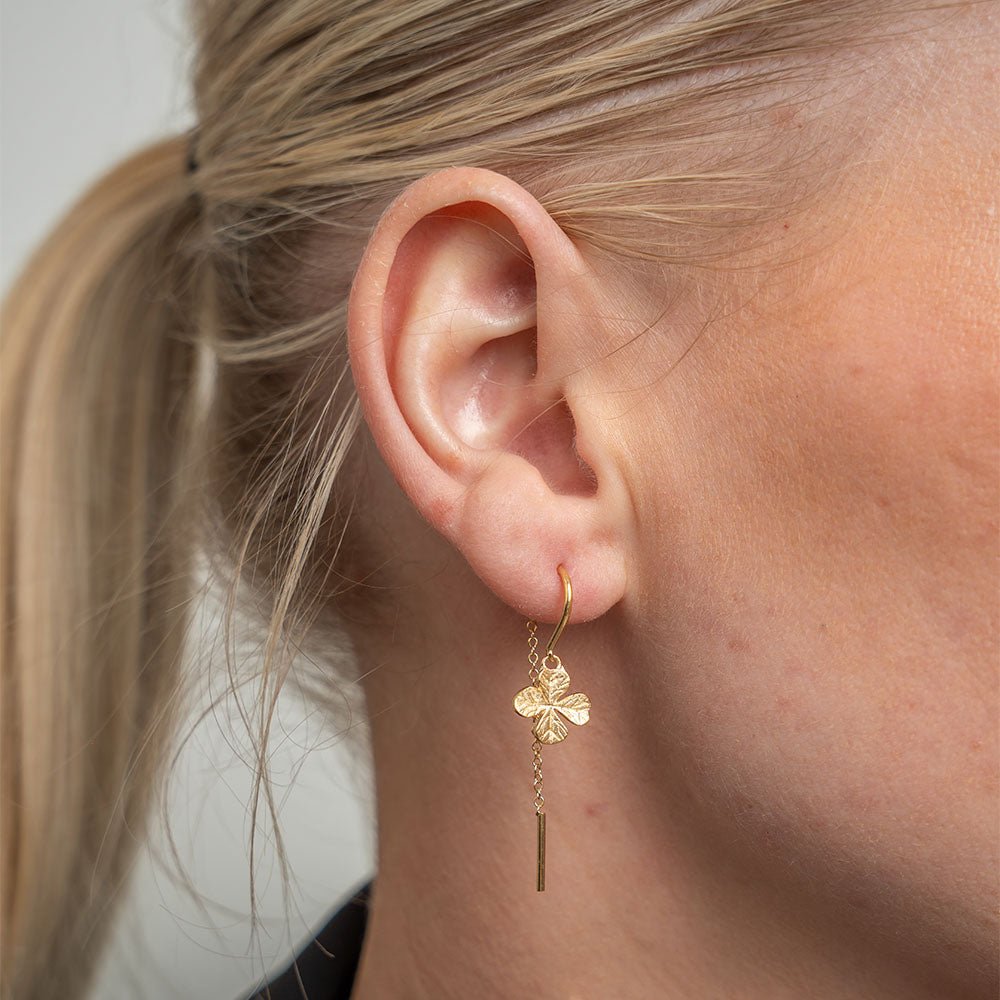 Christina Long Four Leaf Clover Ohrringe aus vergoldetem Silber mit Ohrhaken am Model getragen