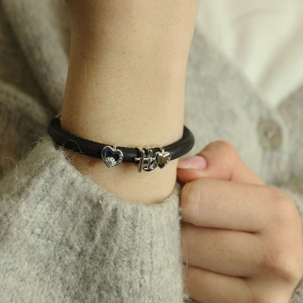 Christina Marguerit Love Charm aus Silber mit Zirkonia für Lederarmband am Model getragen