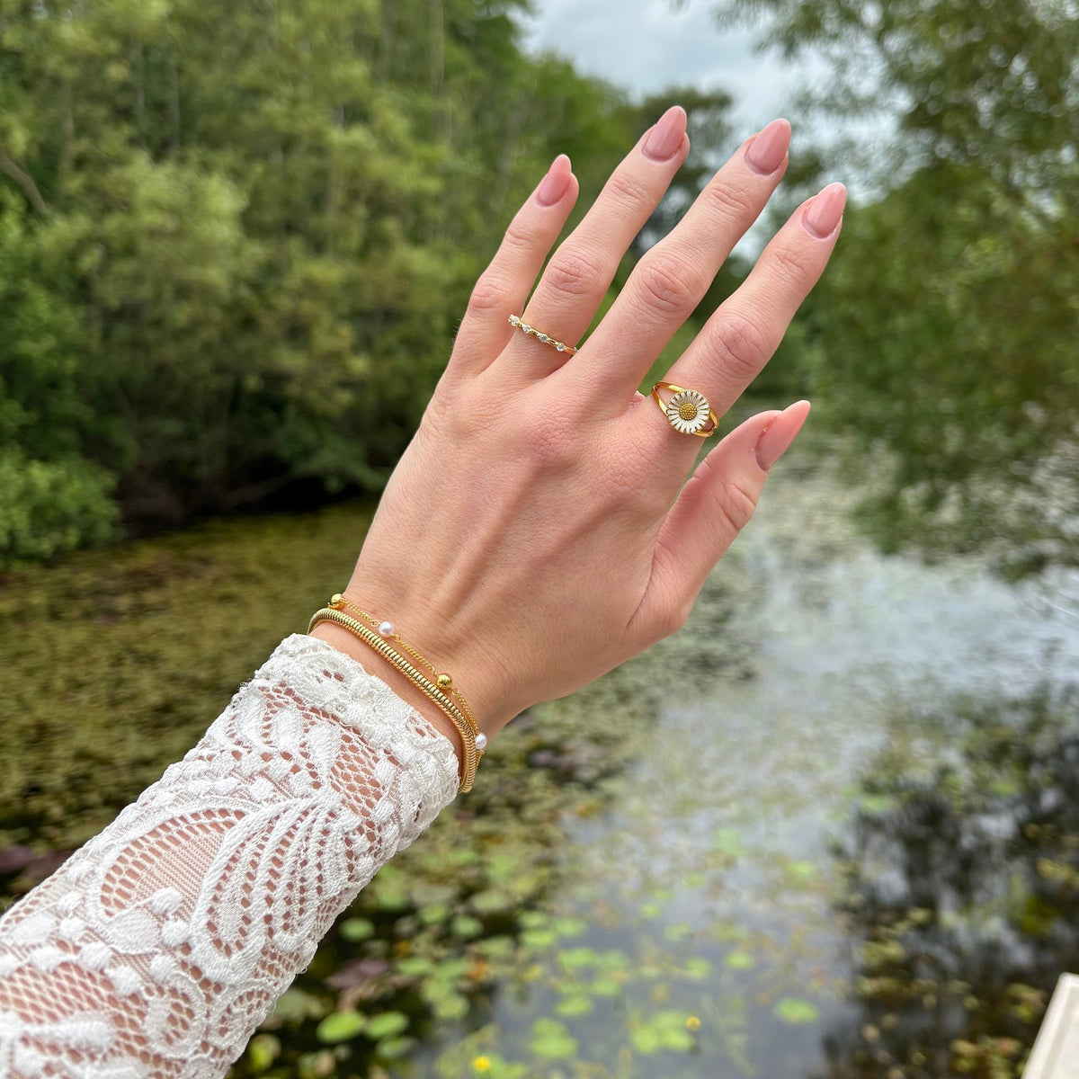Christina Marguerit Ring aus vergoldetem Silber 11 mm am Model getragen