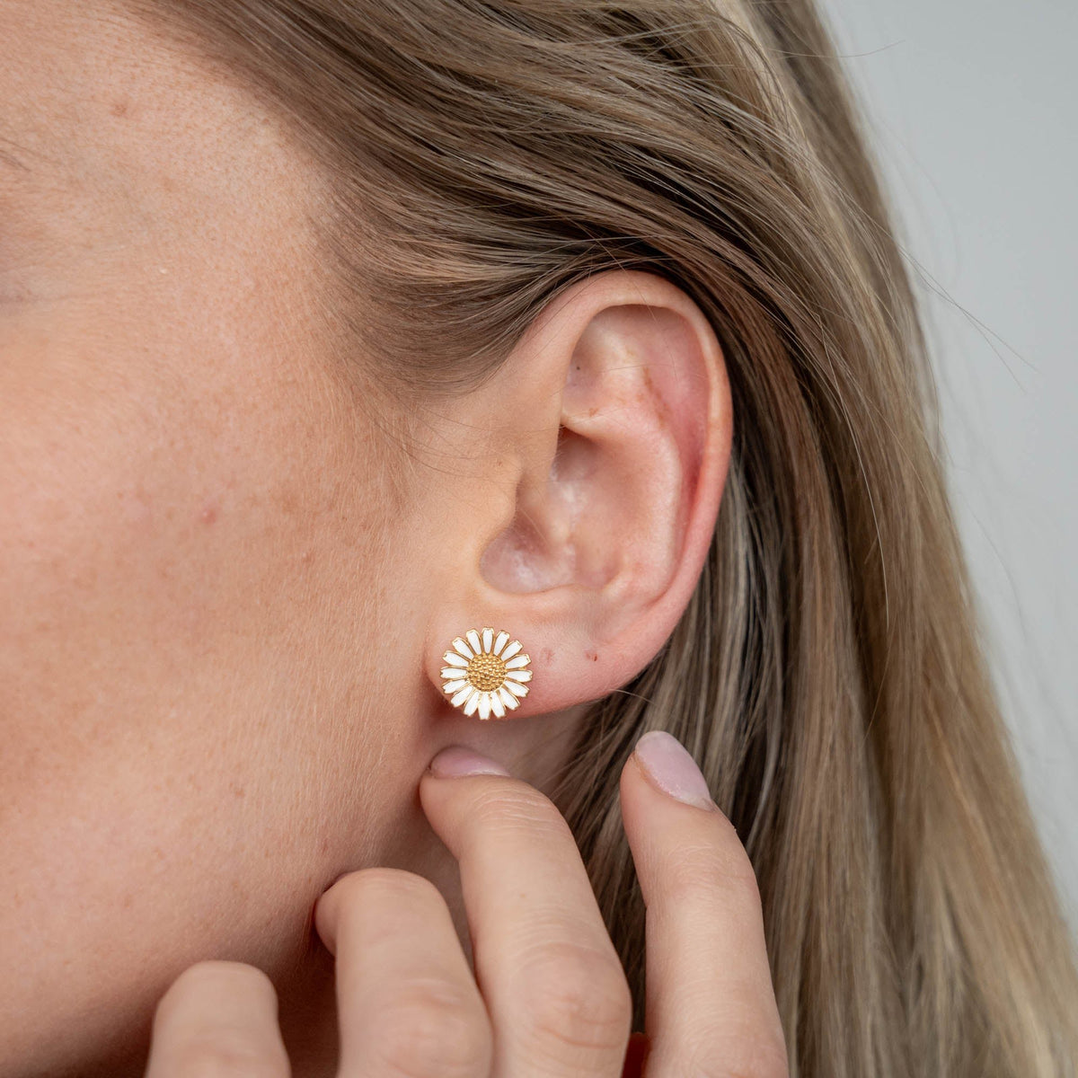 Christina Collect - Marguerite øreringe i forgyldt sølv 12 mm – lifestyle