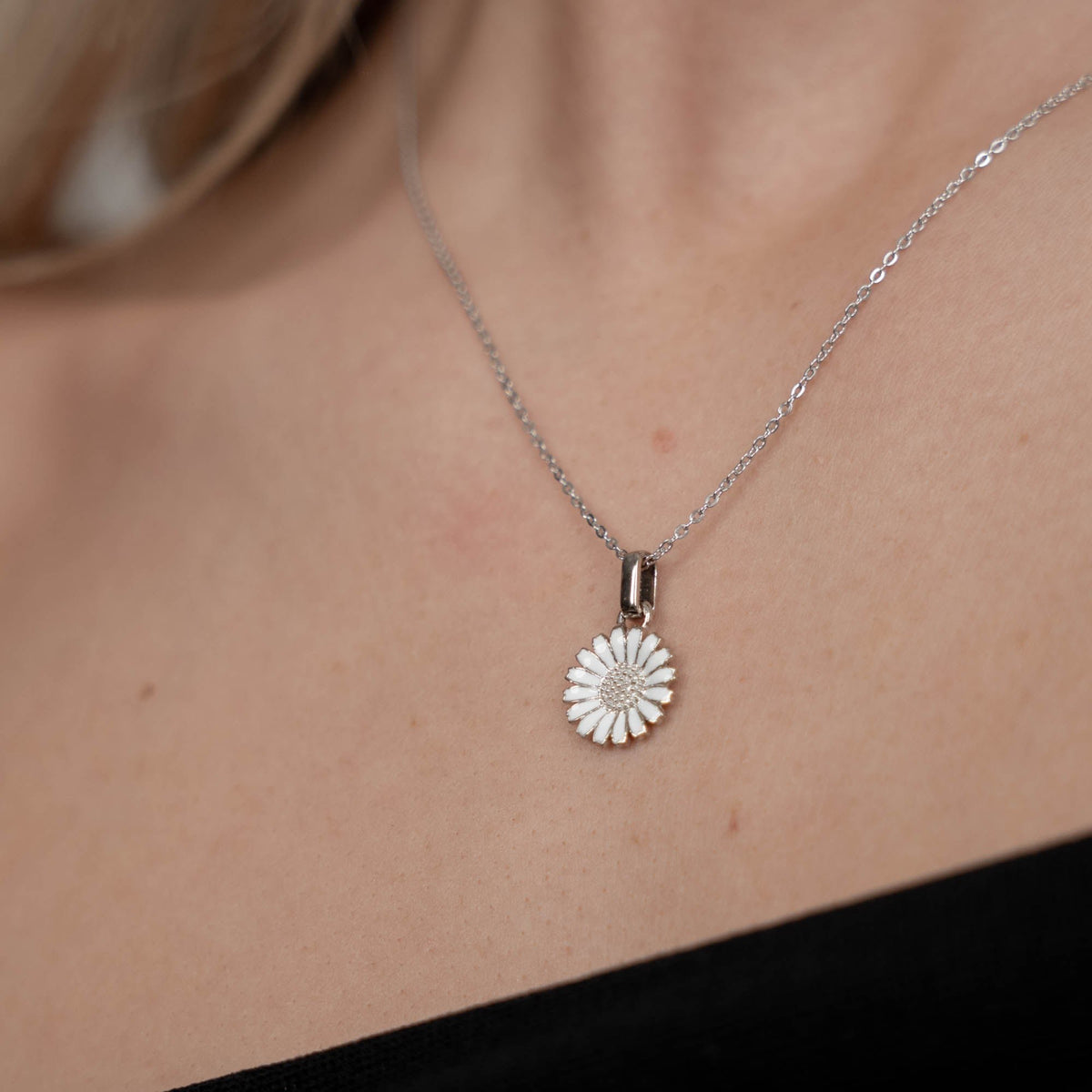 Christina Marguerit Anhänger aus Silber 12 mm am Model getragen