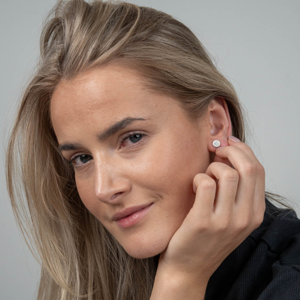 Christina Marguerit Ohrringe aus Silber mit Zirkonia 8 mm am Model getragen