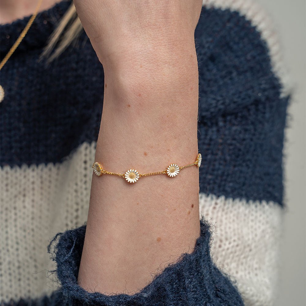Christina Marguerits Armband aus vergoldetem Silber am Model getragen