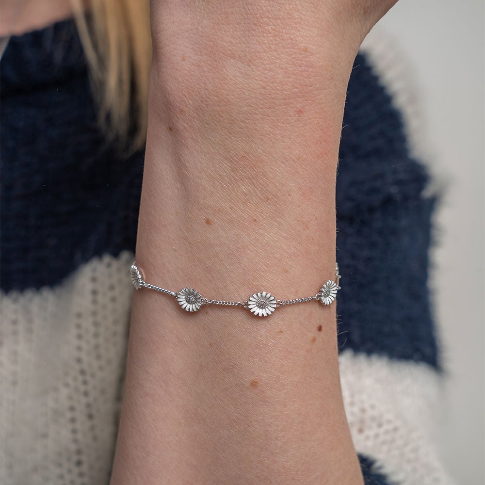 Christina Marguerits Armband aus Silber am Model getragen