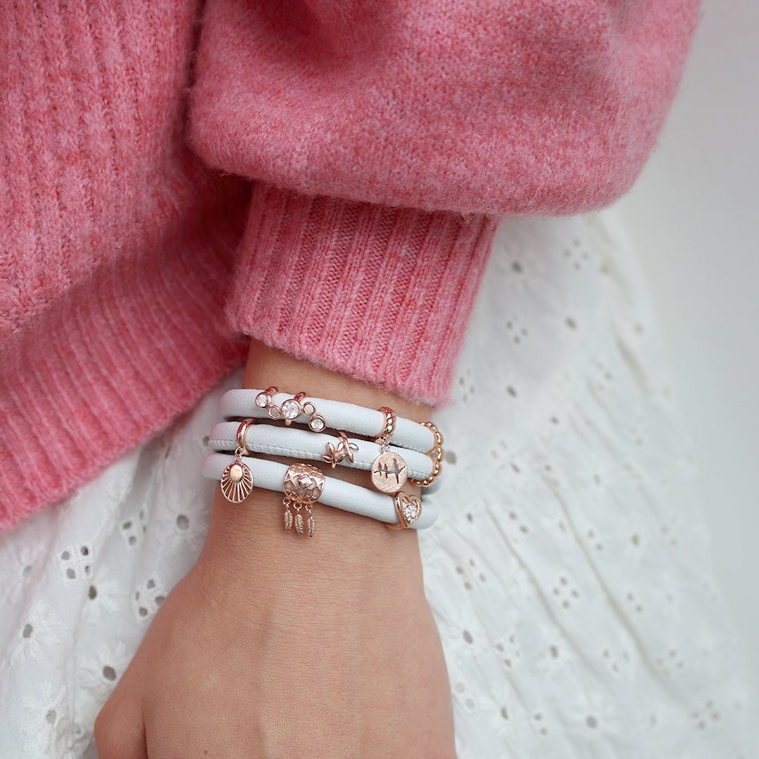 Christina Million Love Double Charm aus rosévergoldetem Silber für Lederarmband am Model getragen