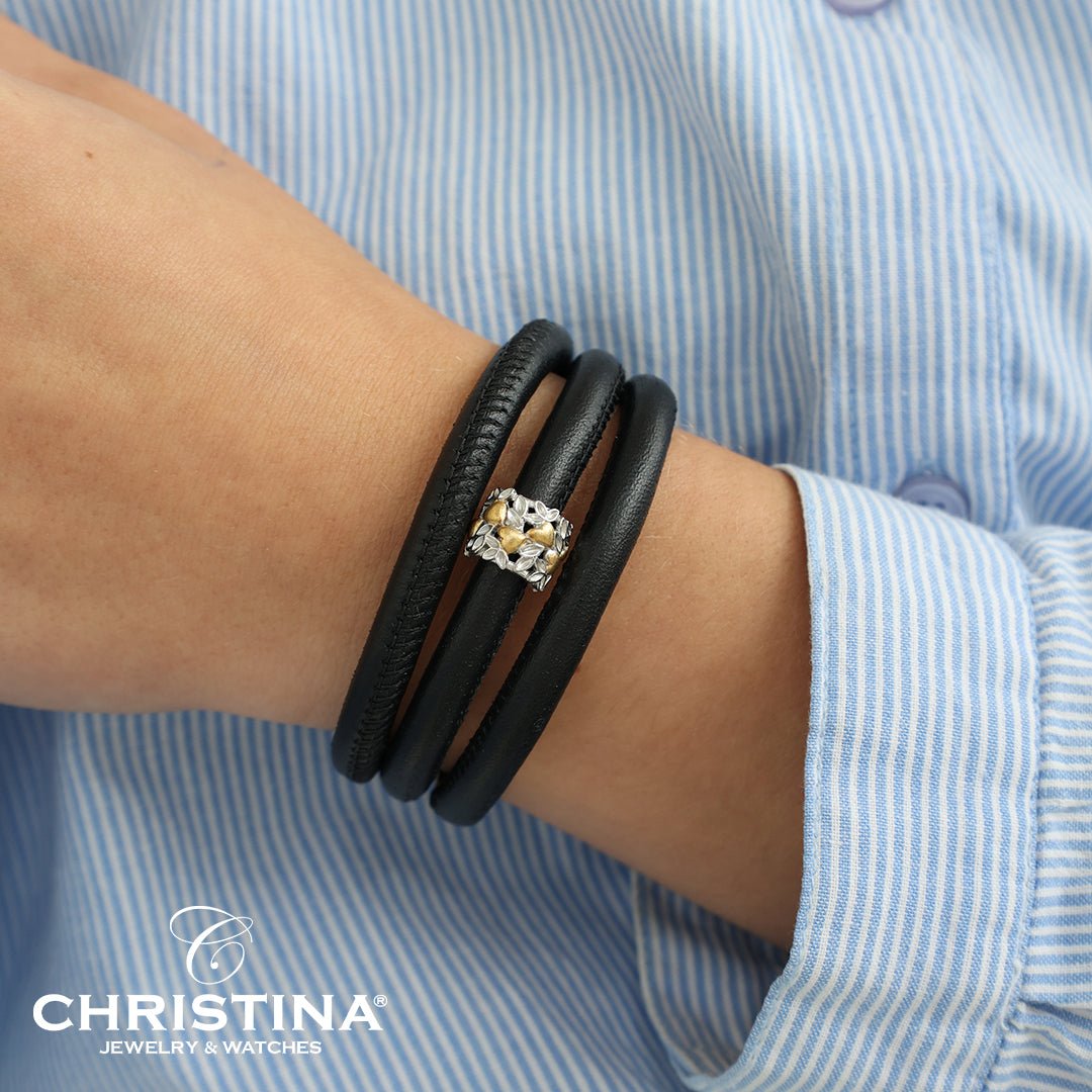 Christina My Loving Nature Charm aus vergoldetem Silber für Lederarmband am Model getragen