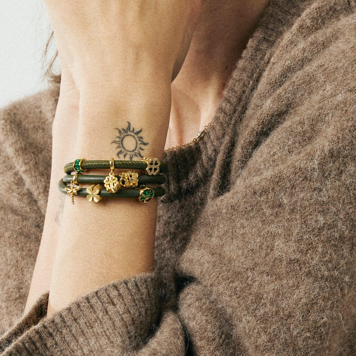 Christina Peacock Charm aus vergoldetem Silber mit Zirkonia für Lederarmband am Model getragen