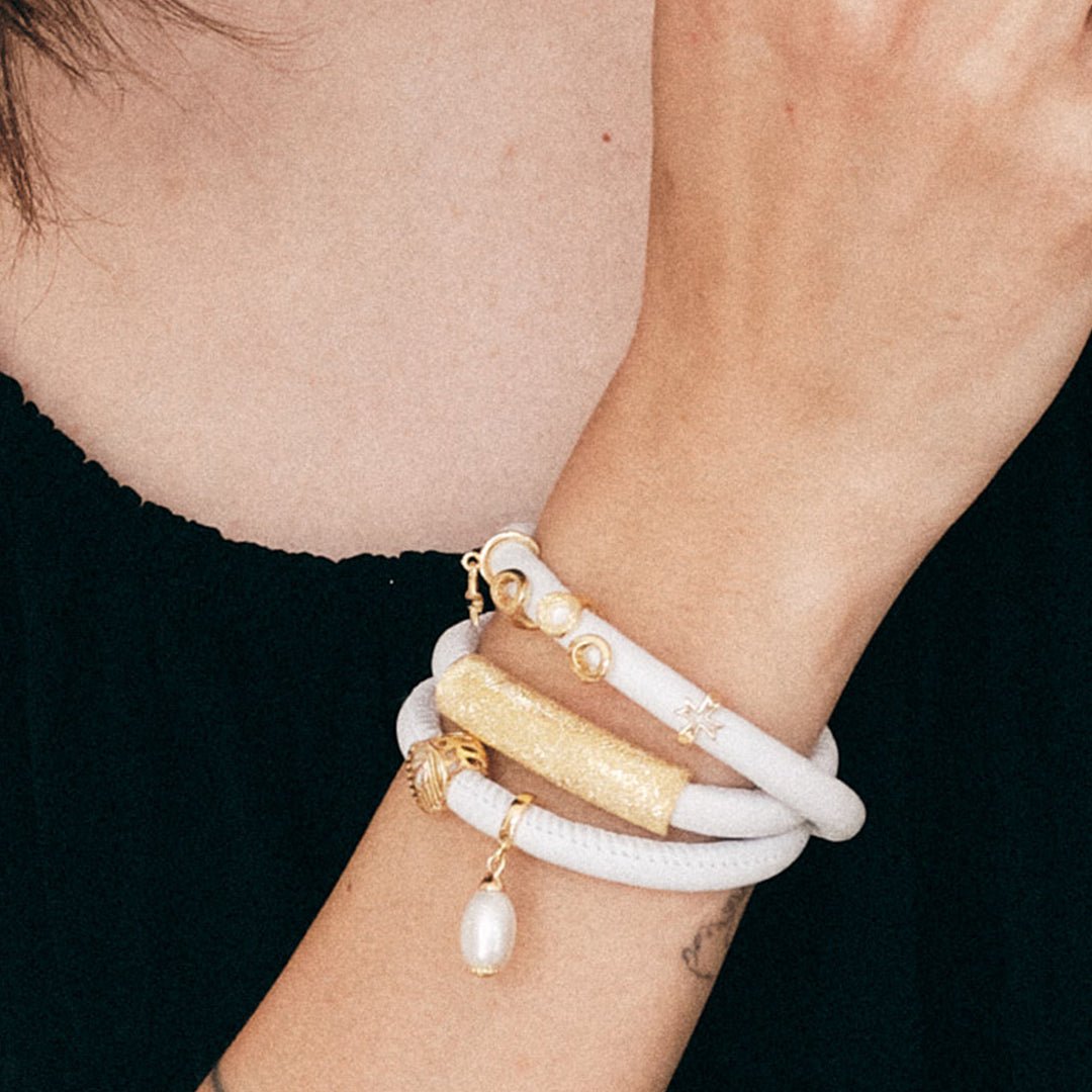 Christina Pearl Drop White Charm aus Silber mit Perlen für Lederarmband am Model getragen