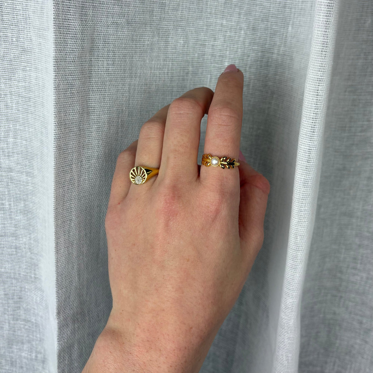 Christina Pearl & Nature Ring aus vergoldetem Silber mit Perlen am Model getragen