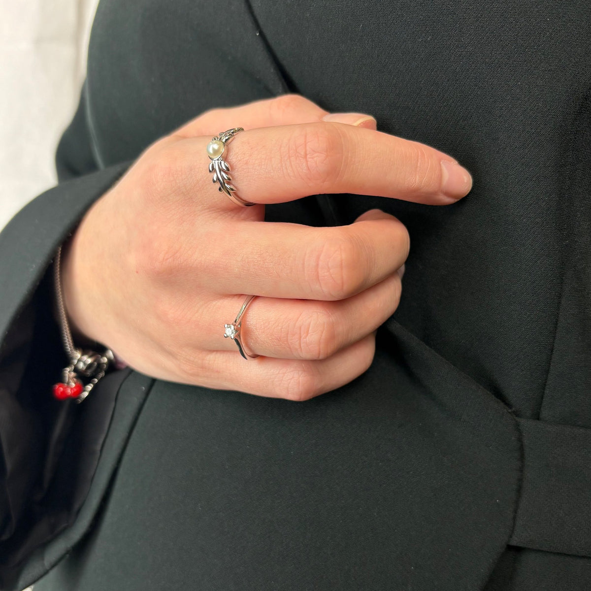 Christina Pearl & Nature Ring aus Silber mit Perlen am Model getragen