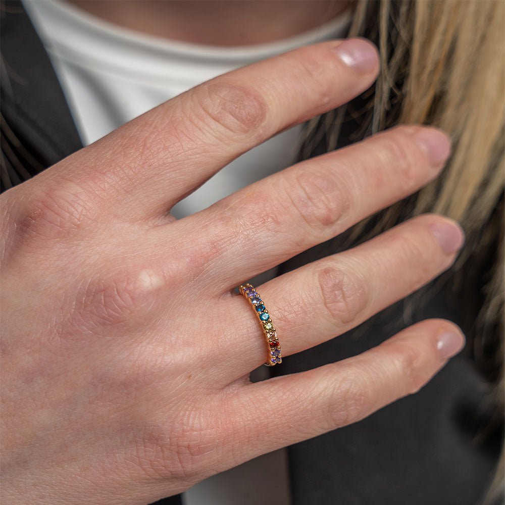 Christina Rainbow Ring aus vergoldetem Silber mit Zirkonia am Model getragen