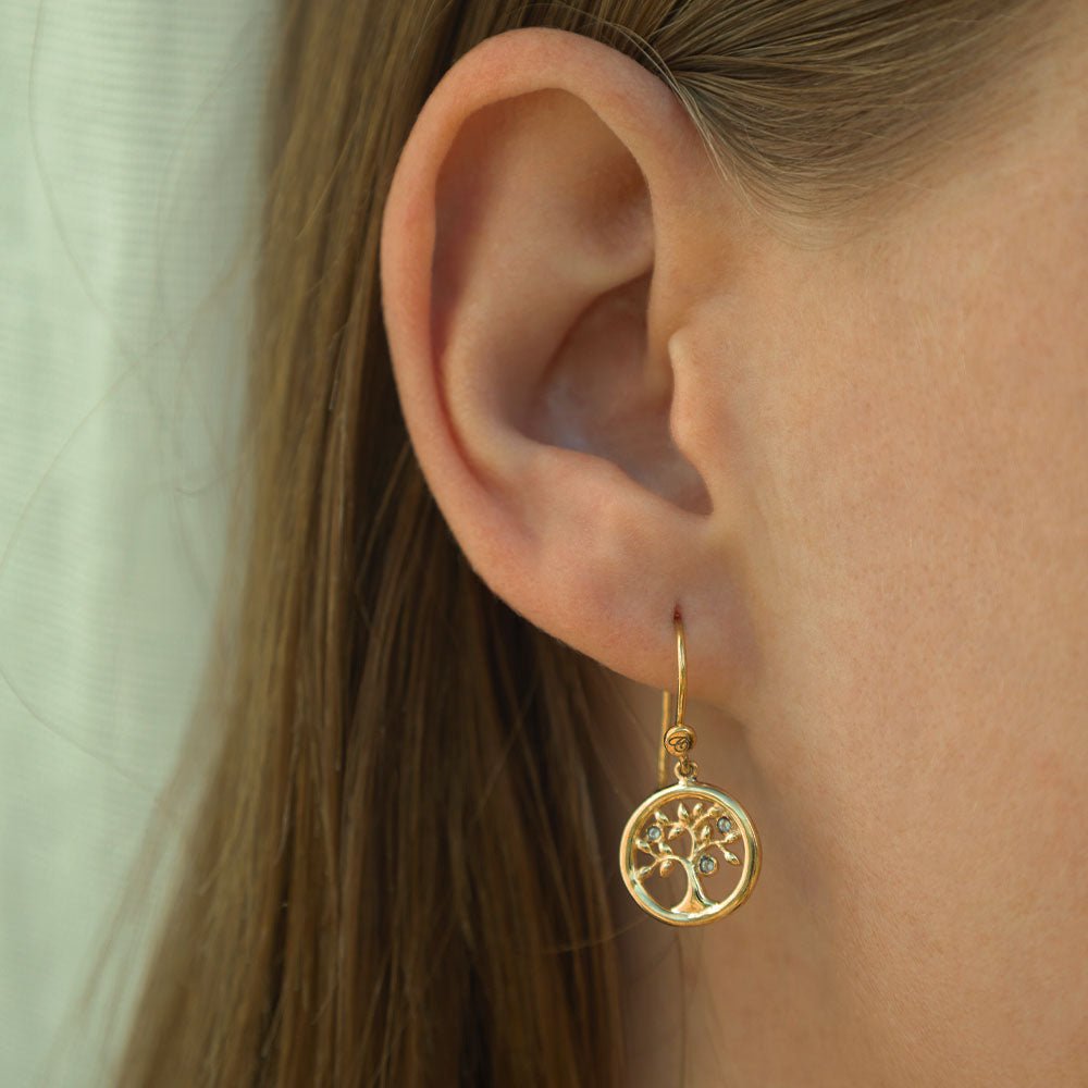 Christina Tree of Life Ohrringe aus vergoldetem Silber mit Topas und Ohrhaken am Model getragen