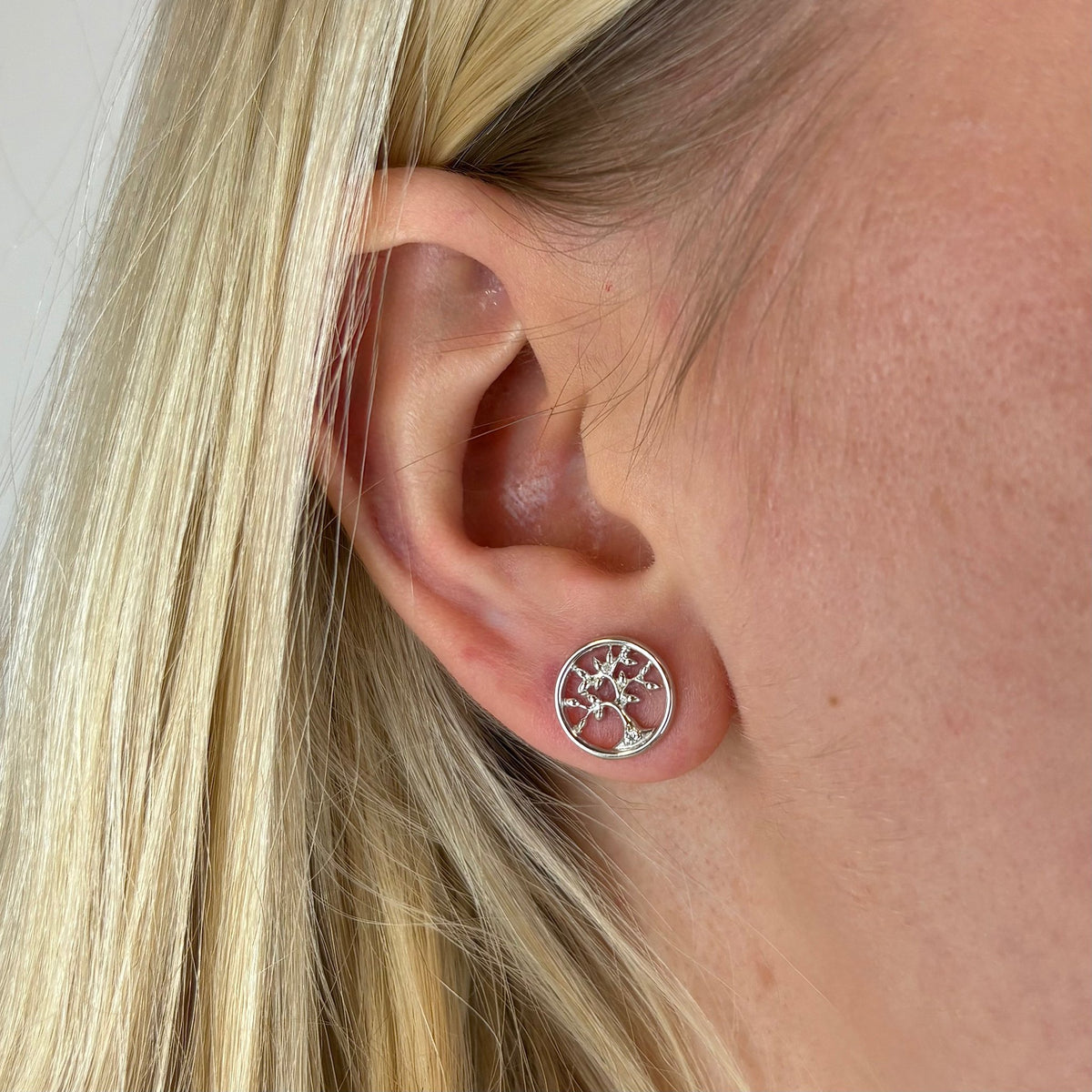 Christina Tree of Life Ohrringe aus Silber mit Topas am Model getragen