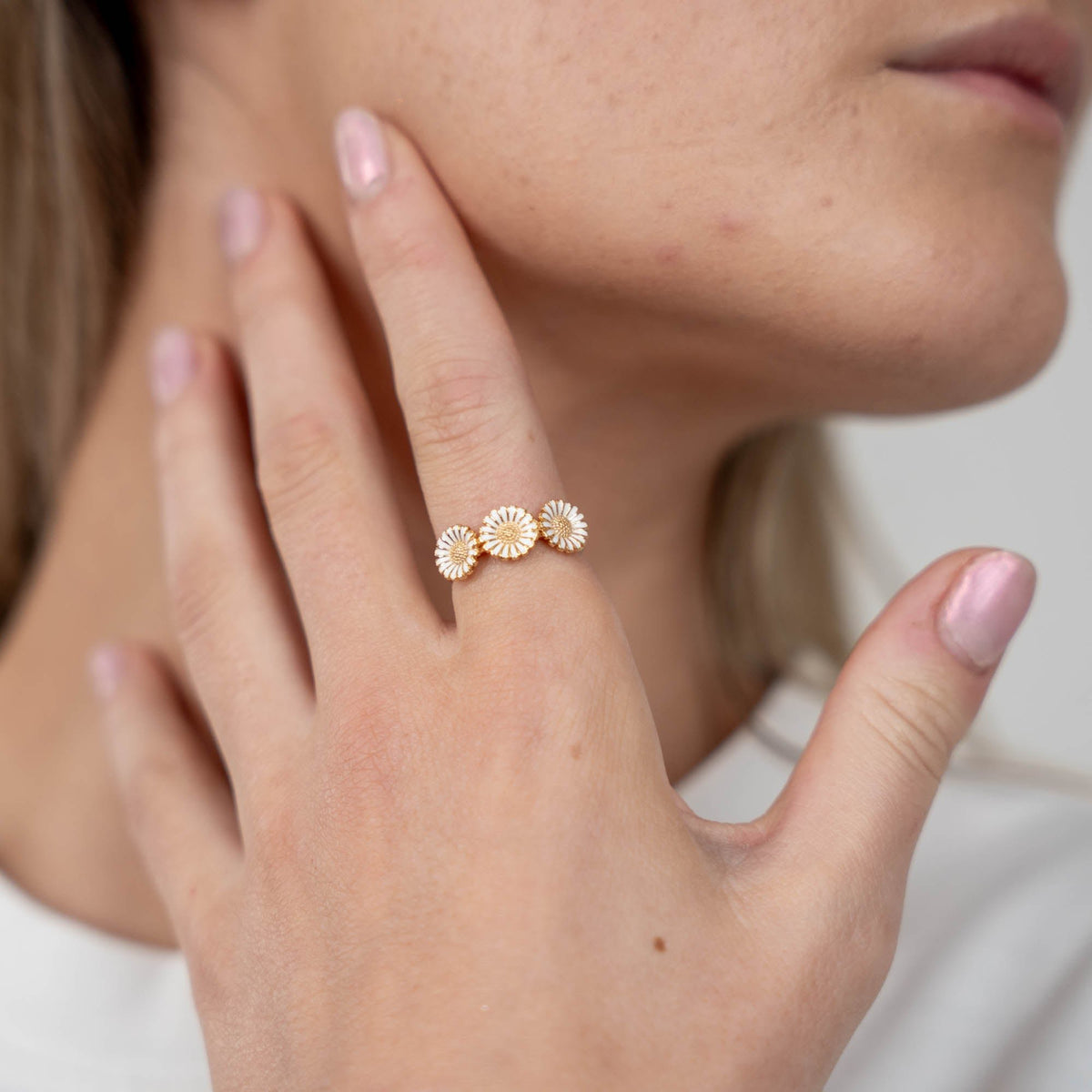 Christina Triple Marguerit Ring aus vergoldetem Silber 8 mm am Model getragen