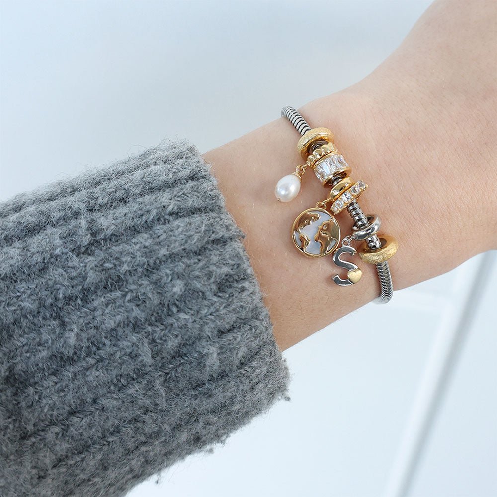 Christina White Baguette Charm aus vergoldetem Silber mit Zirkonia für Silberarmband am Model getragen