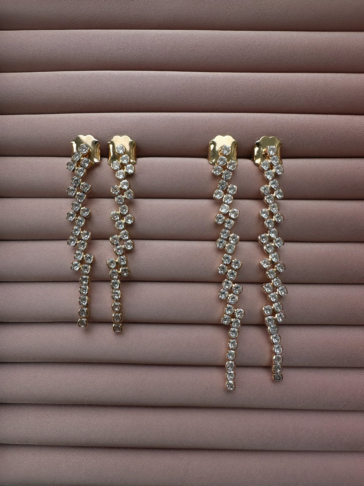 Schmuckzentrum Pico Copenhagen Claire Crystal kurze Ohrstecker aus elegant vergoldetem Messing mit funkelnden Kristallen