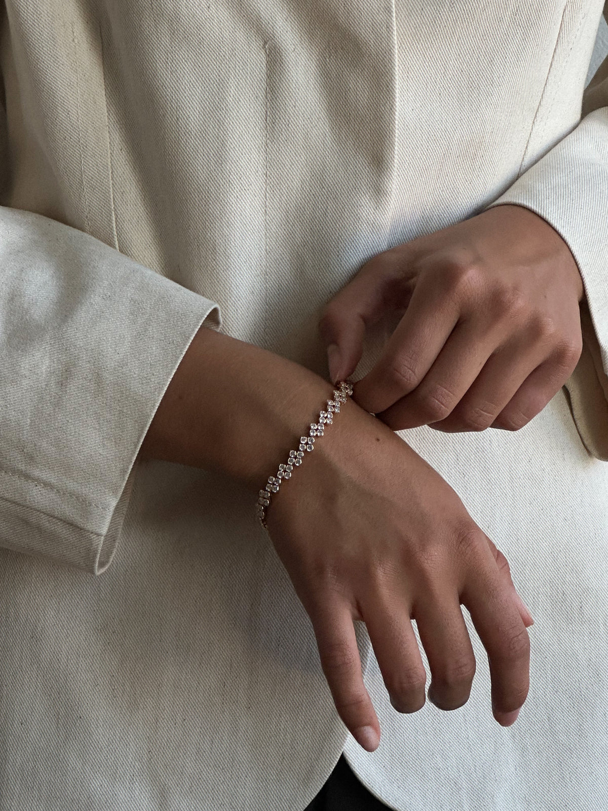 Pico Copenhagen Claire Crystal Armband aus vergoldetem Messing mit funkelnden Kristallen – ein elegantes, zeitloses Schmuckstück für stilvolle Looks