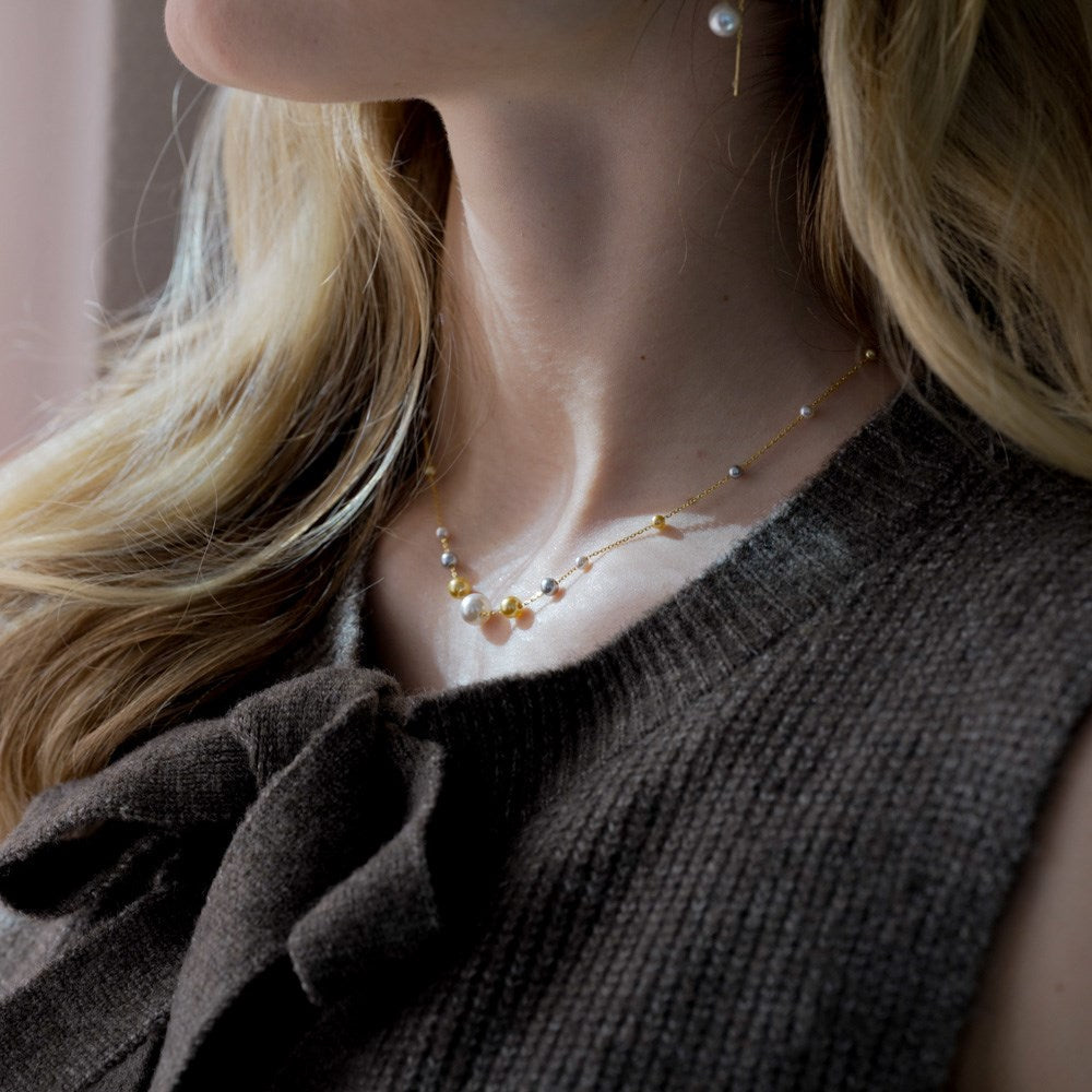 Joanli Nor TiffanyNor Halskette in Grau und Weiß aus vergoldetem 925er Sterlingsilber, stilvoll an einem Model präsentiert