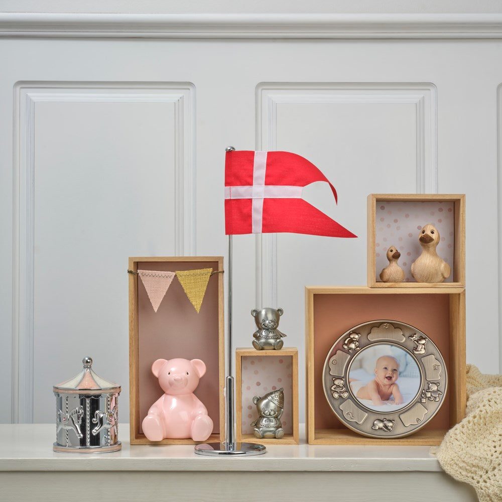 NOA Kids - Tand og hårlok æskemed bamser (fortinnet) vist sammen med øvrige smykker fra serien